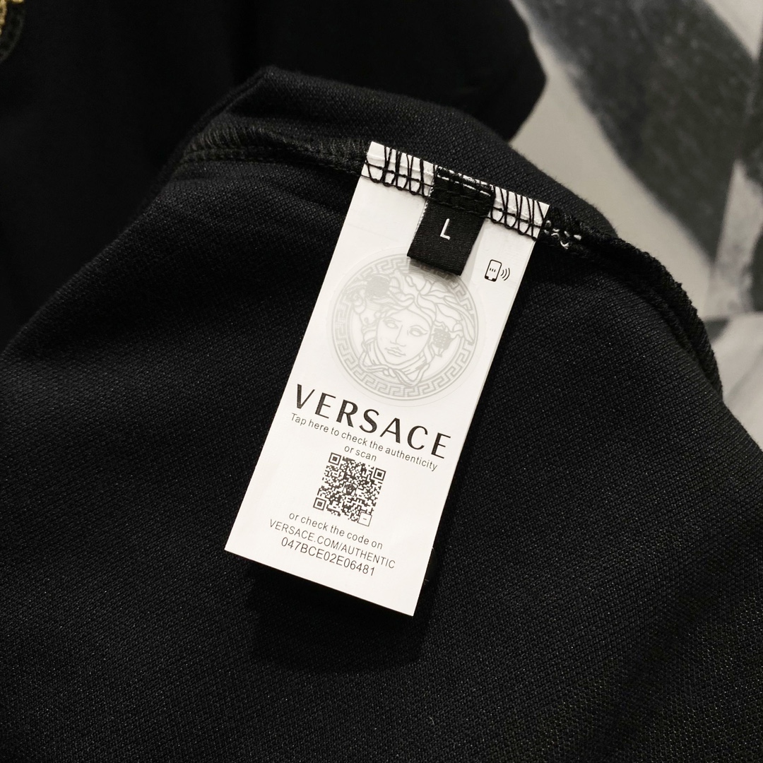  
VERSACE 范思哲 翻领POLO衫
经典美杜莎金线头像LOGO刺绣🪡标识
官方同步  商务首选
