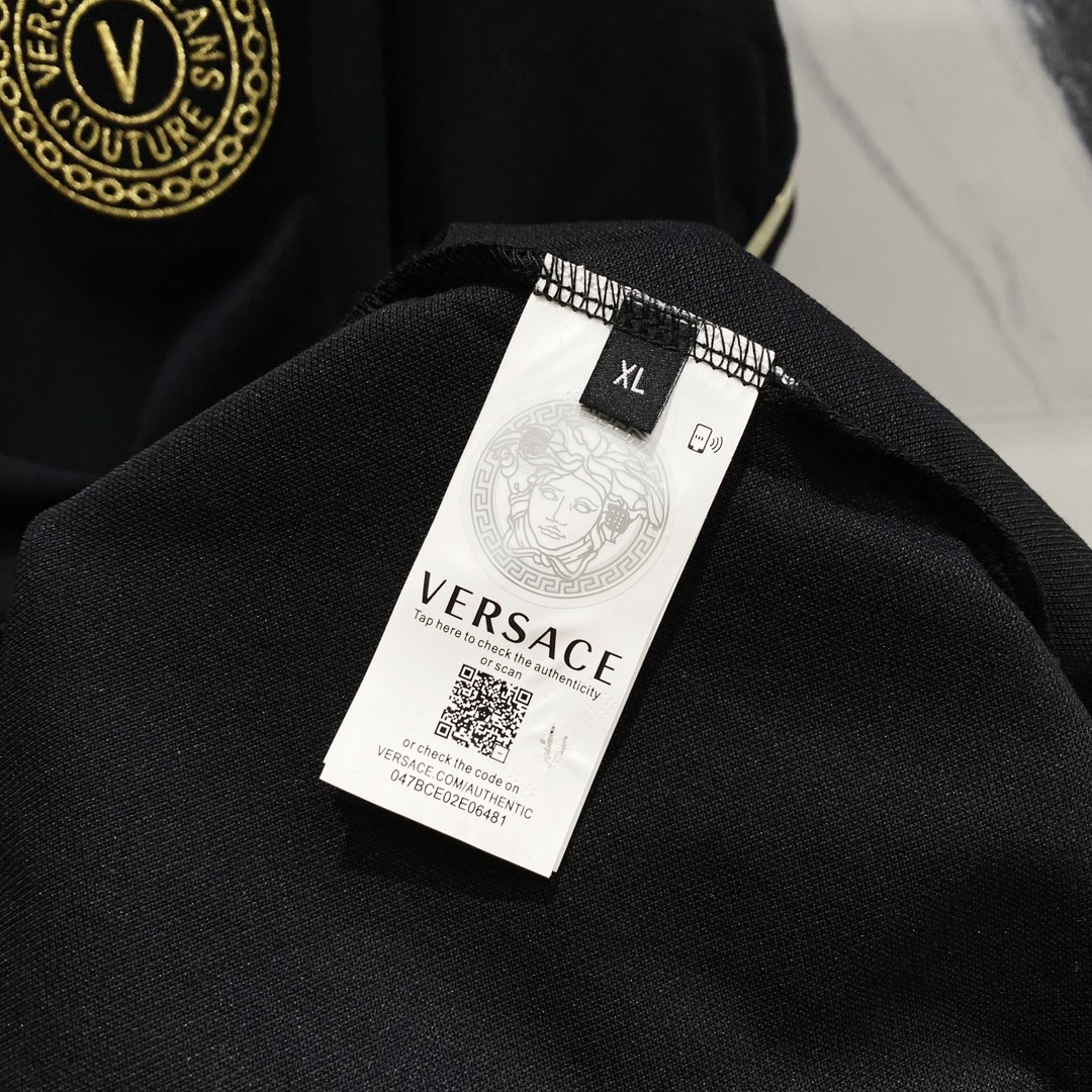 
VERSACE 范思哲 翻领POLO衫
圆形⭕️品牌字母LOGO金线刺绣🪡标识
官方同步  商务首选