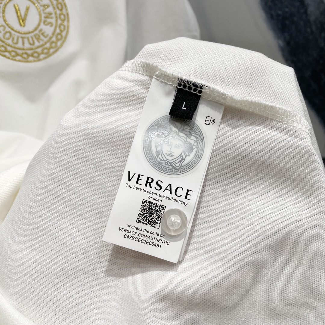  
VERSACE 范思哲 翻领POLO衫
圆形⭕️品牌字母LOGO金线刺绣🪡标识
官方同步  商务首选