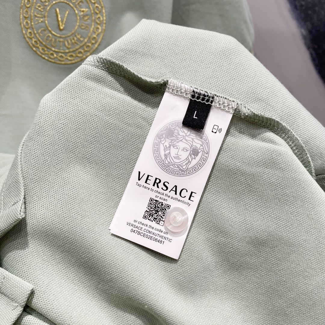  
VERSACE 范思哲 翻领POLO衫
圆形⭕️品牌字母LOGO金线刺绣🪡标识
官方同步  商务首选