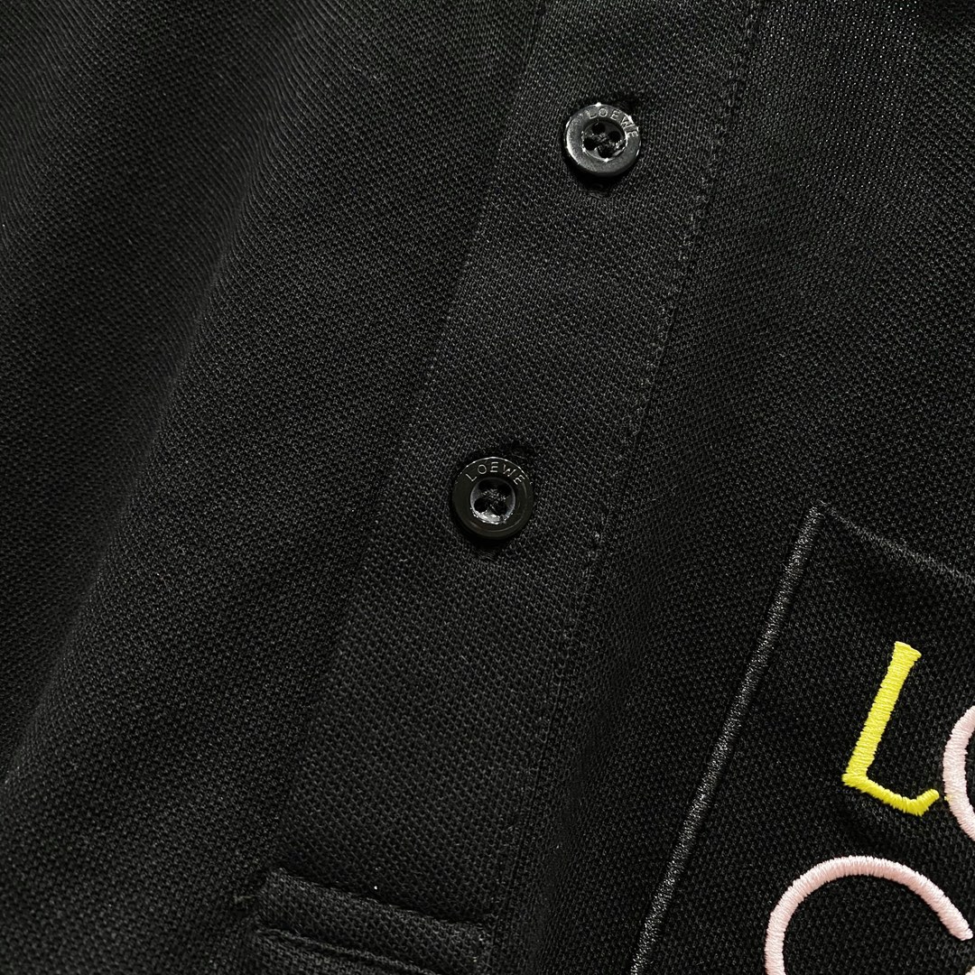  
LOEWE 罗意威 翻领POLO衫
七彩字母图腾刺绣🪡LOGO口袋设计
官方同步  商务首选
时尚个