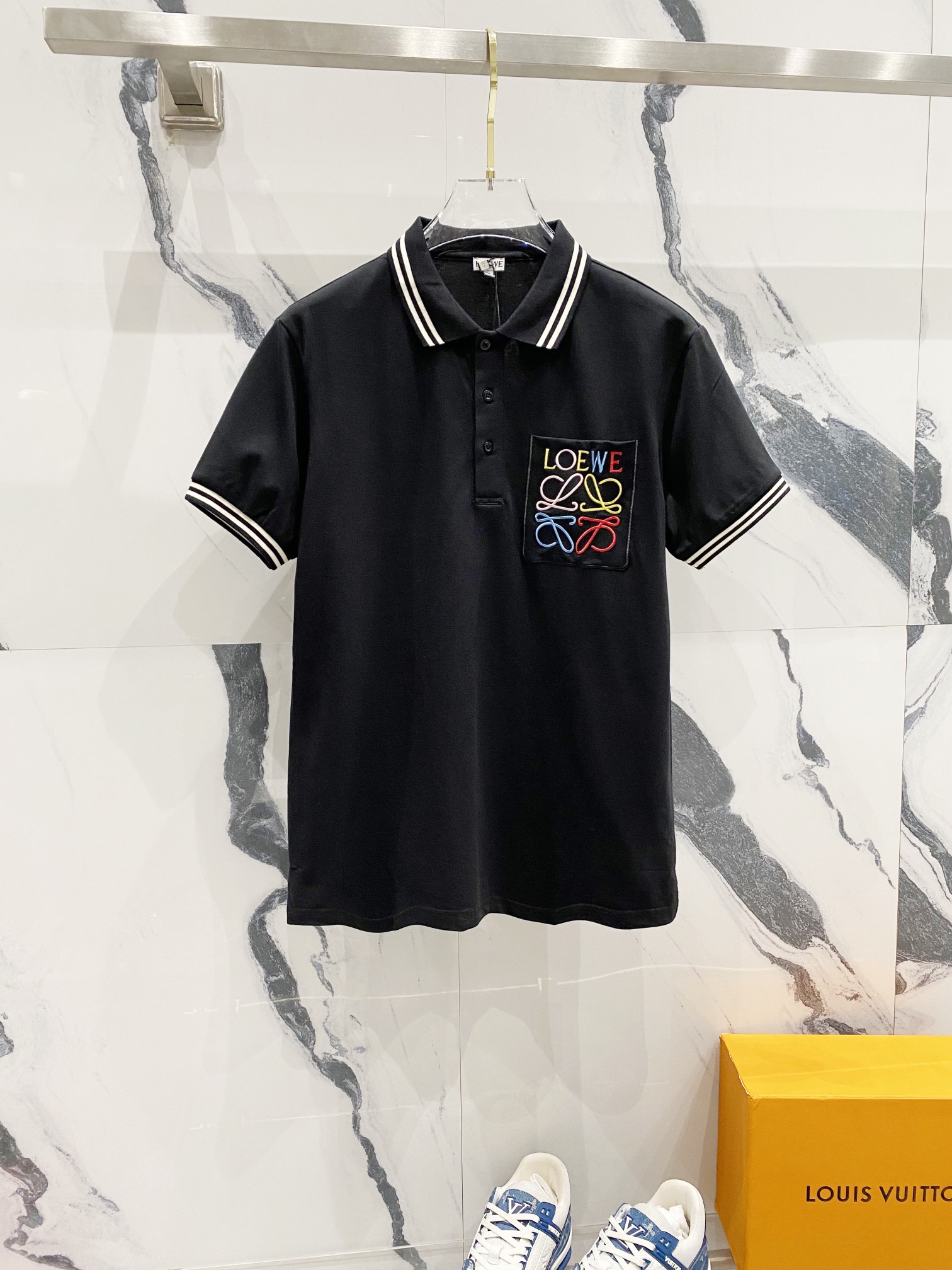 
LOEWE 罗意威 翻领POLO衫
七彩字母图腾刺绣🪡LOGO口袋设计
官方同步  商务首选
时尚个