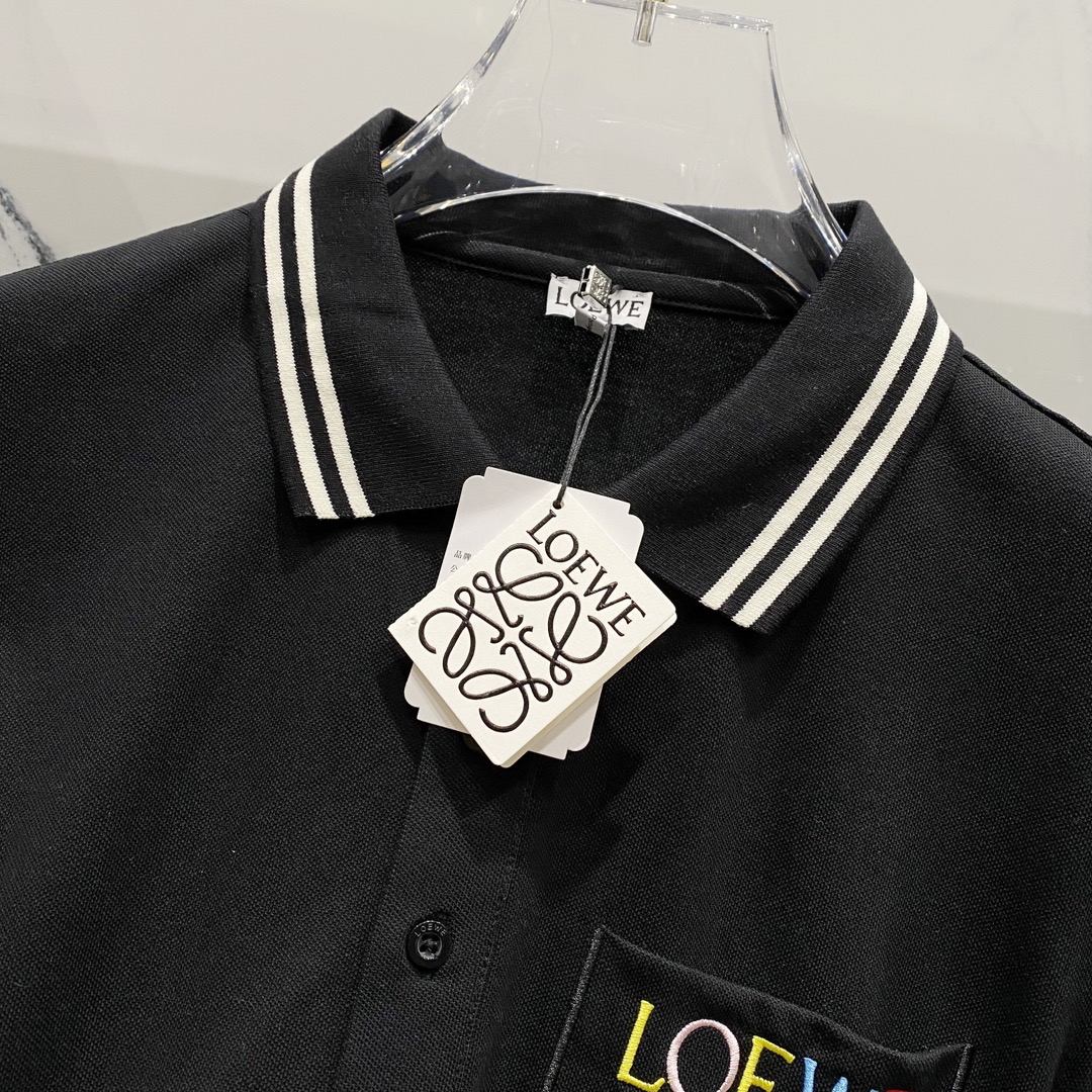  
LOEWE 罗意威 翻领POLO衫
七彩字母图腾刺绣🪡LOGO口袋设计
官方同步  商务首选
时尚个