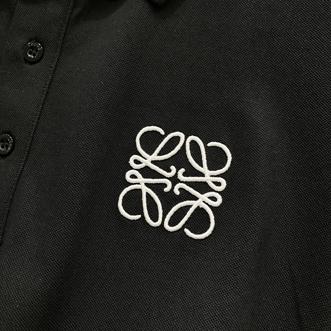  
LOEWE 罗意威 翻领POLO衫
编织撞色领口精致小LOGO刺绣🪡标识
官方同步  商务首选
时尚