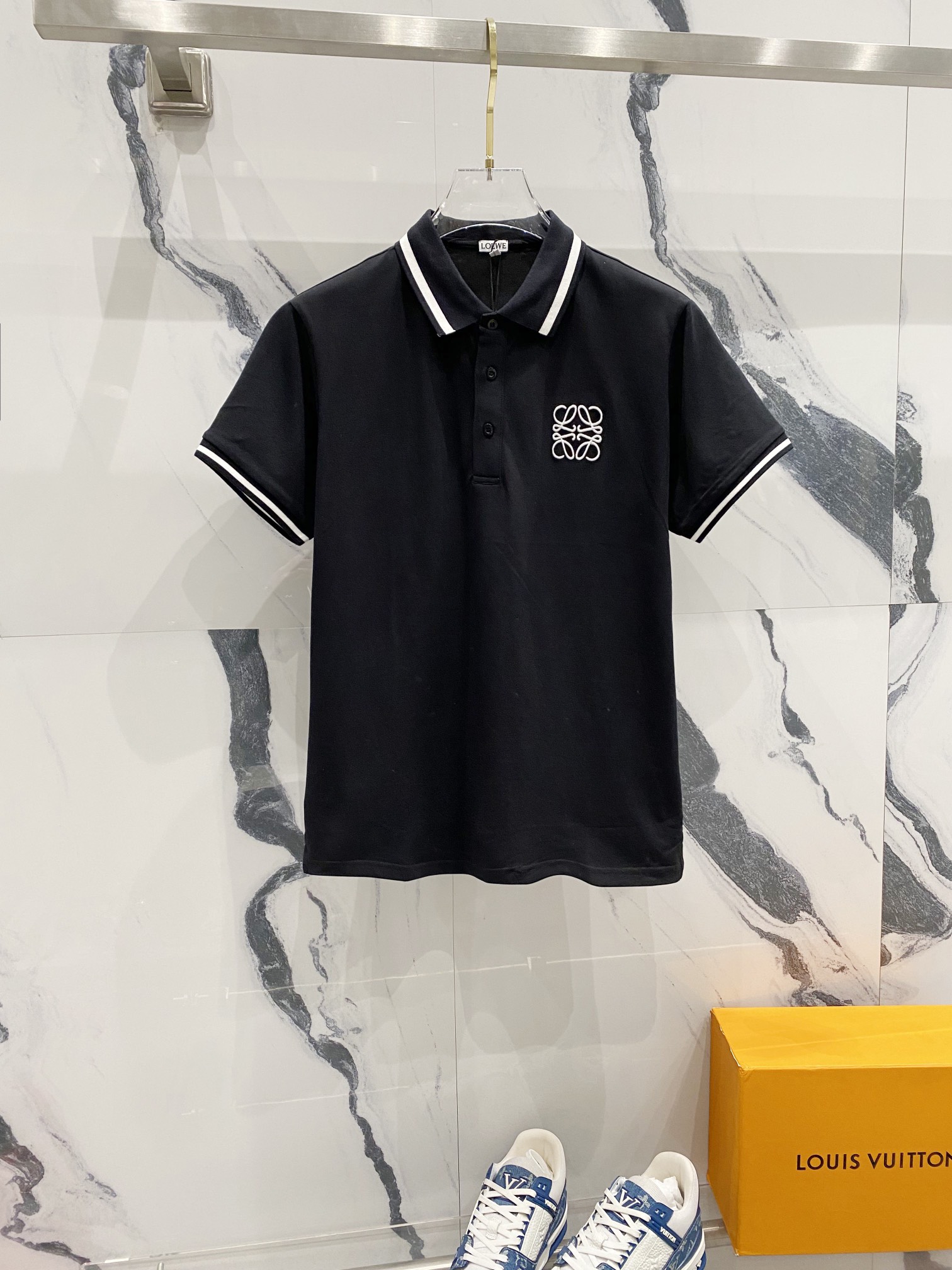 
LOEWE 罗意威 翻领POLO衫
编织撞色领口精致小LOGO刺绣🪡标识
官方同步  商务首选
时尚