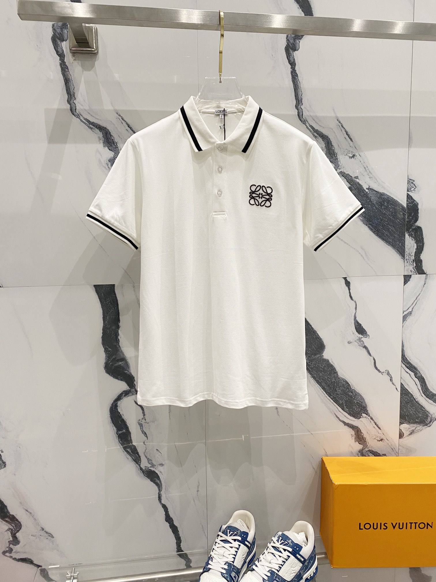  
LOEWE 罗意威 翻领POLO衫
编织撞色领口精致小LOGO刺绣🪡标识
官方同步  商务首选
时尚