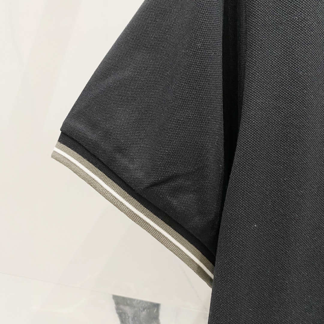  
PRADA 普拉达 翻领POLO衫
编织撞色领口经典三角标徽章铁牌LOGO
官方同步  商务首选
时