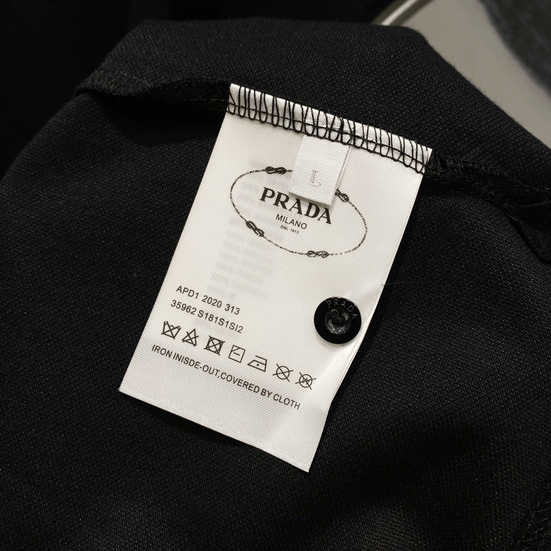  
PRADA 普拉达 翻领POLO衫
编织撞色领口经典三角标徽章铁牌LOGO
官方同步  商务首选
时