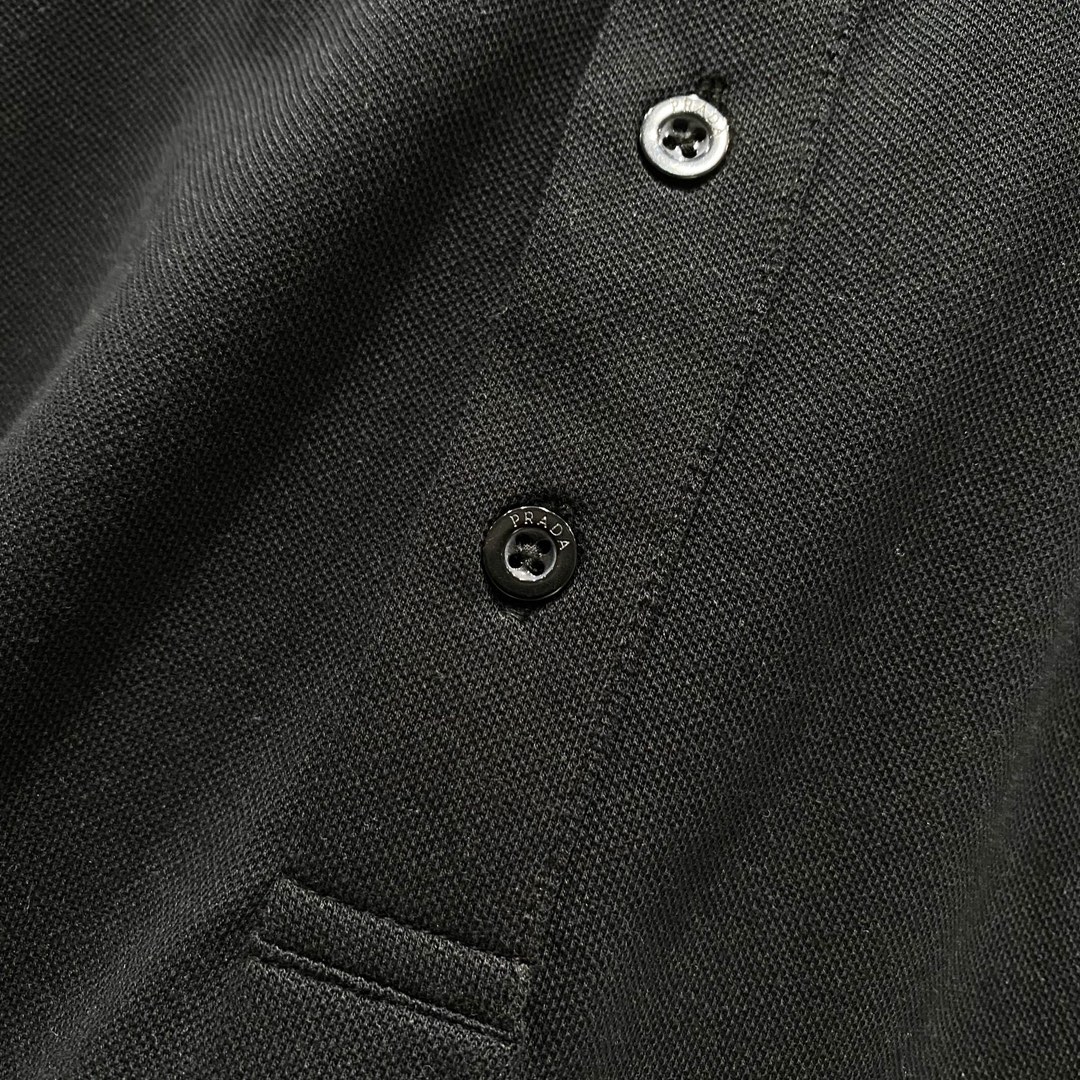  
PRADA 普拉达 翻领POLO衫
编织撞色领口经典三角标徽章铁牌LOGO
官方同步  商务首选
时