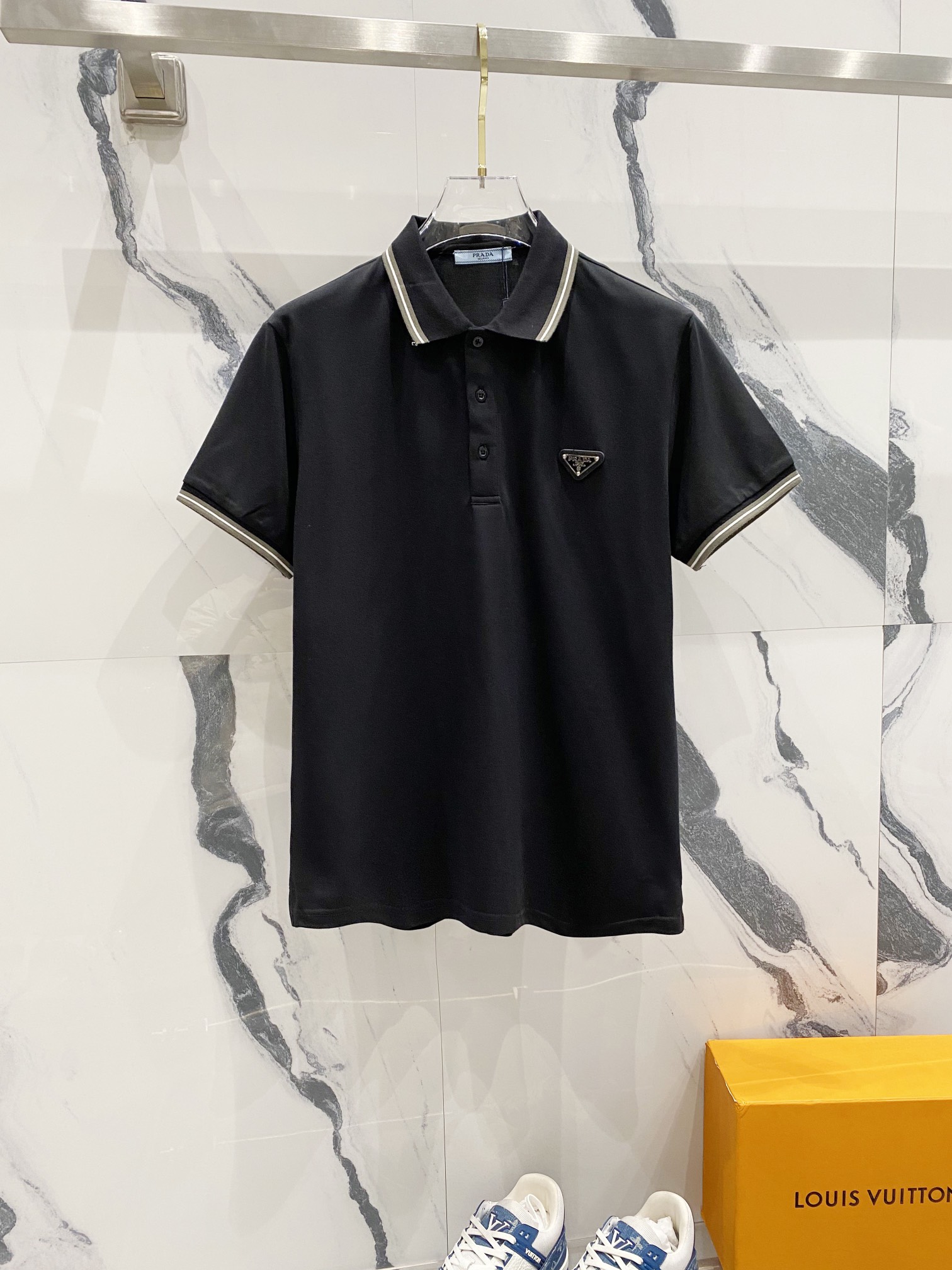  
PRADA 普拉达 翻领POLO衫
编织撞色领口经典三角标徽章铁牌LOGO
官方同步  商务首选
时