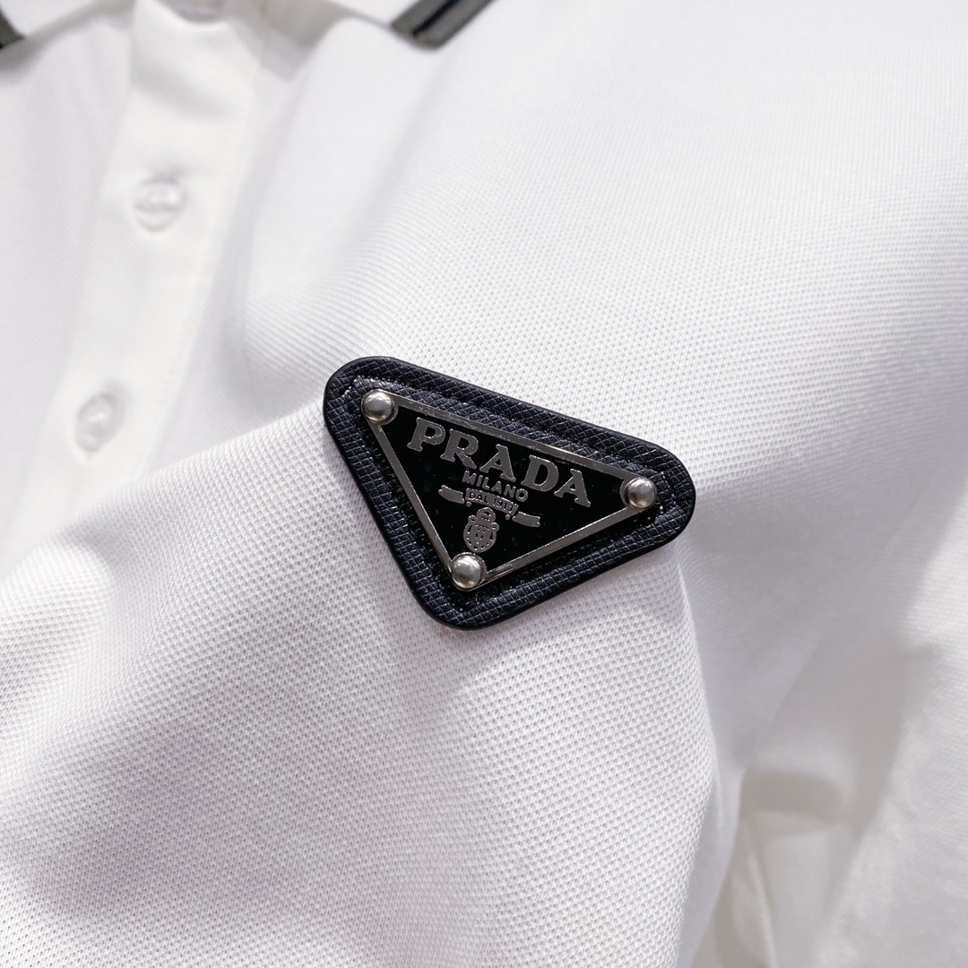  
PRADA 普拉达 翻领POLO衫
编织撞色领口经典三角标徽章铁牌LOGO
官方同步  商务首选
时