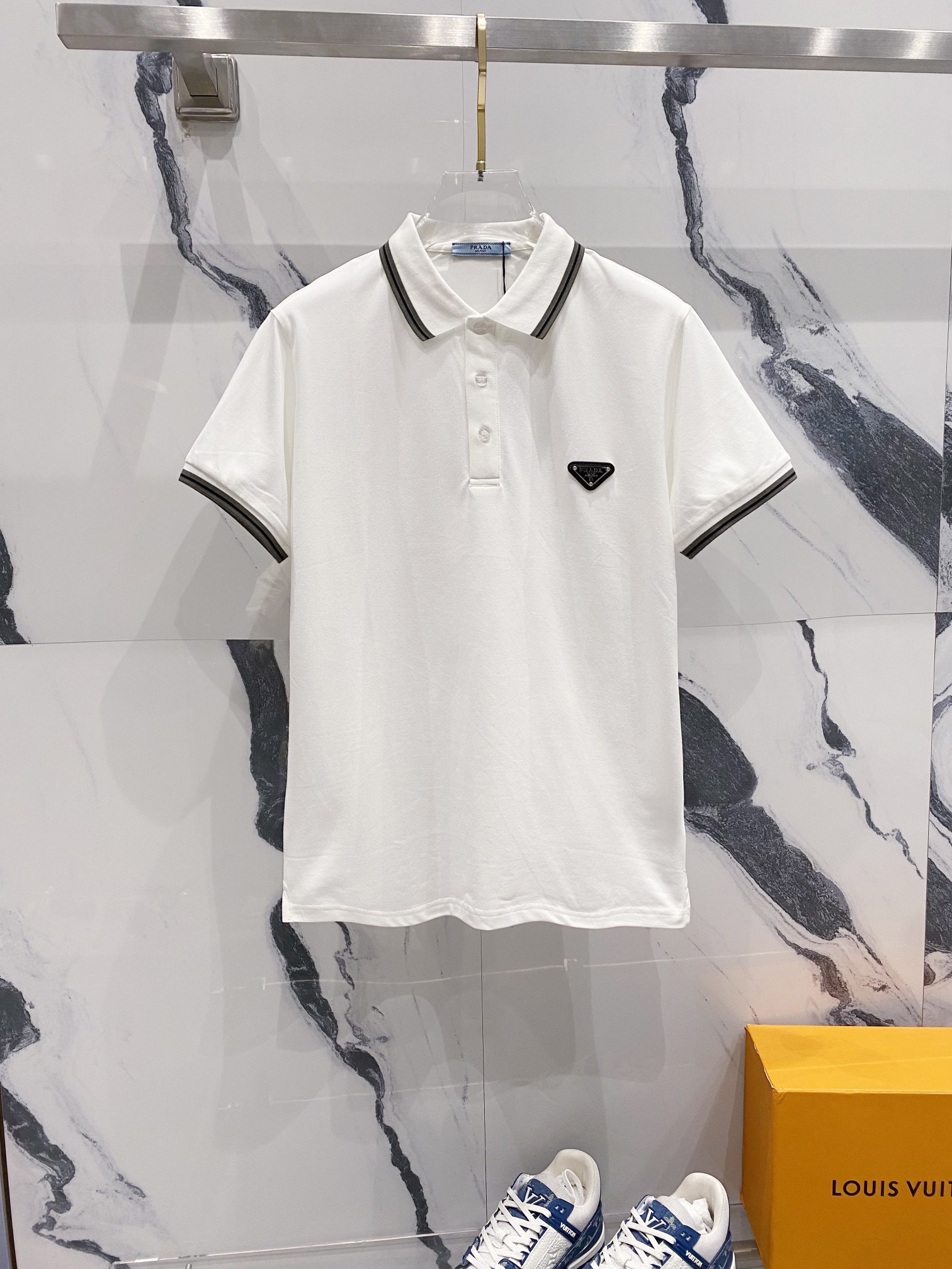  
PRADA 普拉达 翻领POLO衫
编织撞色领口经典三角标徽章铁牌LOGO
官方同步  商务首选
时