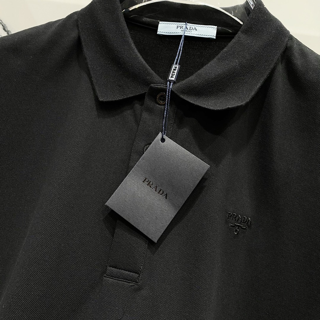  
PRADA 普拉达 翻领POLO衫
简约商务本色字母刺绣🪡LOGO小标
官方同步  商务首选
时尚个