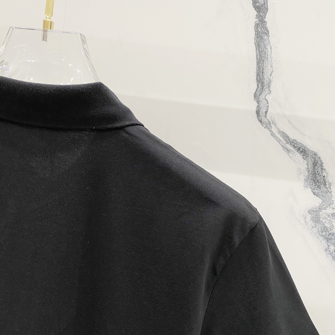  
PRADA 普拉达 翻领POLO衫
简约商务本色字母刺绣🪡LOGO小标
官方同步  商务首选
时尚个