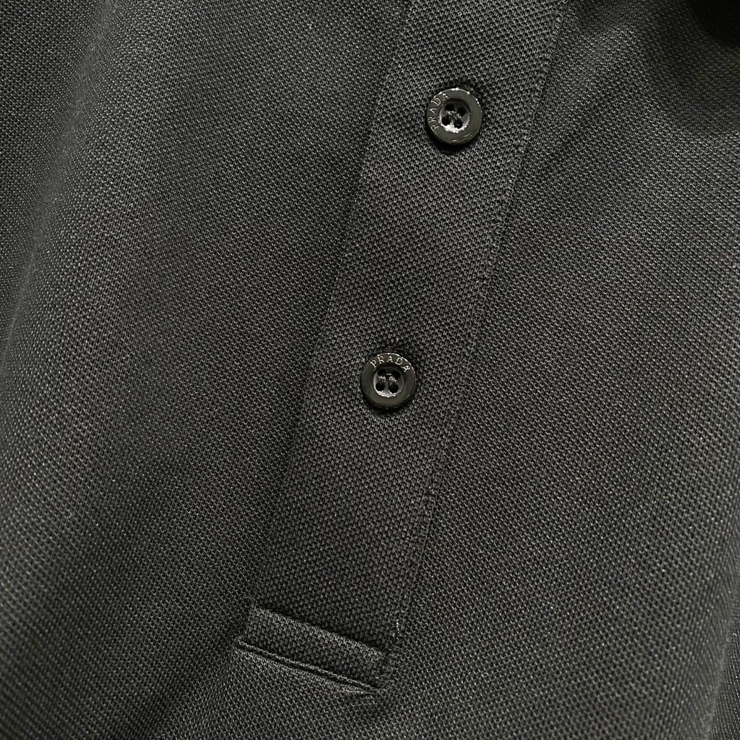  
PRADA 普拉达 翻领POLO衫
简约商务本色字母刺绣🪡LOGO小标
官方同步  商务首选
时尚个