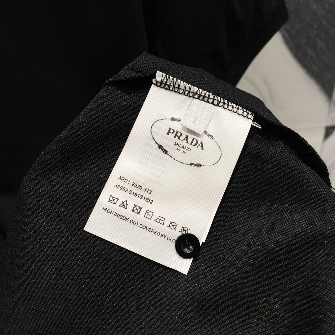  
PRADA 普拉达 翻领POLO衫
简约商务本色字母刺绣🪡LOGO小标
官方同步  商务首选
时尚个
