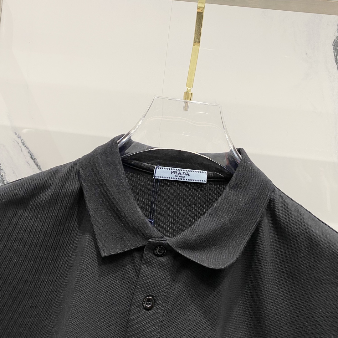  
PRADA 普拉达 翻领POLO衫
简约商务本色字母刺绣🪡LOGO小标
官方同步  商务首选
时尚个