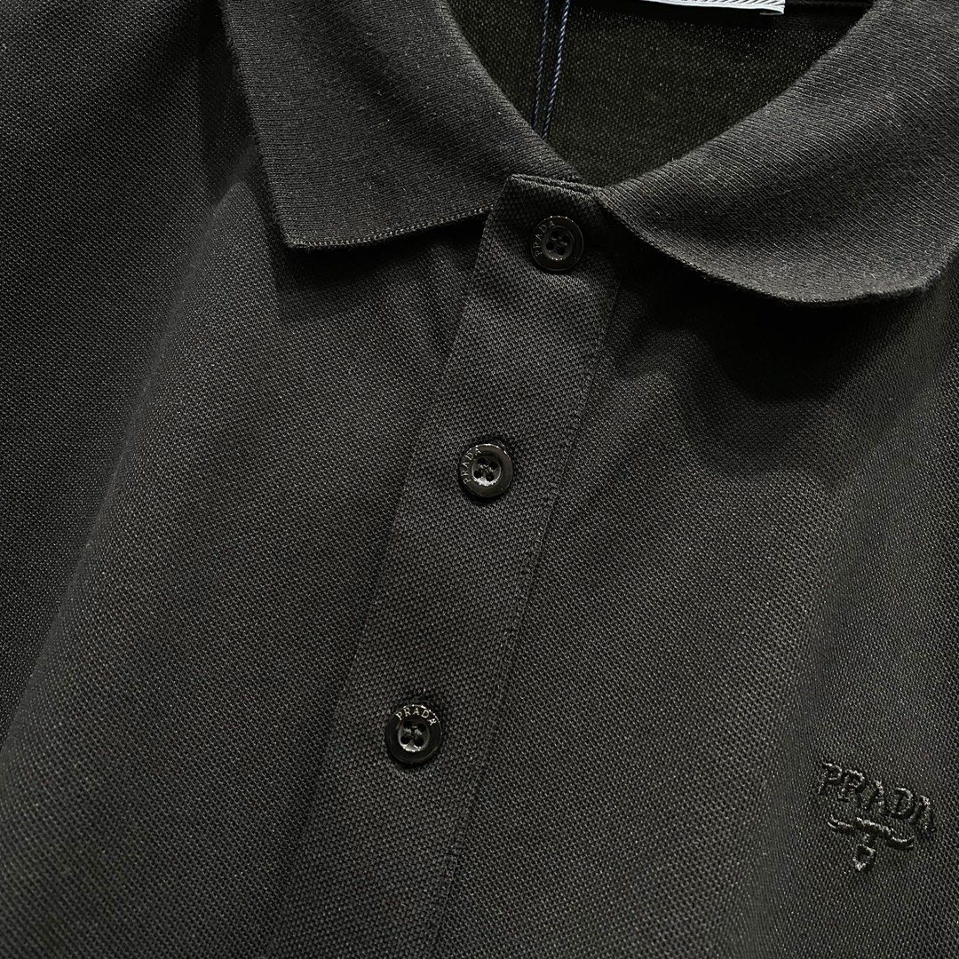  
PRADA 普拉达 翻领POLO衫
简约商务本色字母刺绣🪡LOGO小标
官方同步  商务首选
时尚个