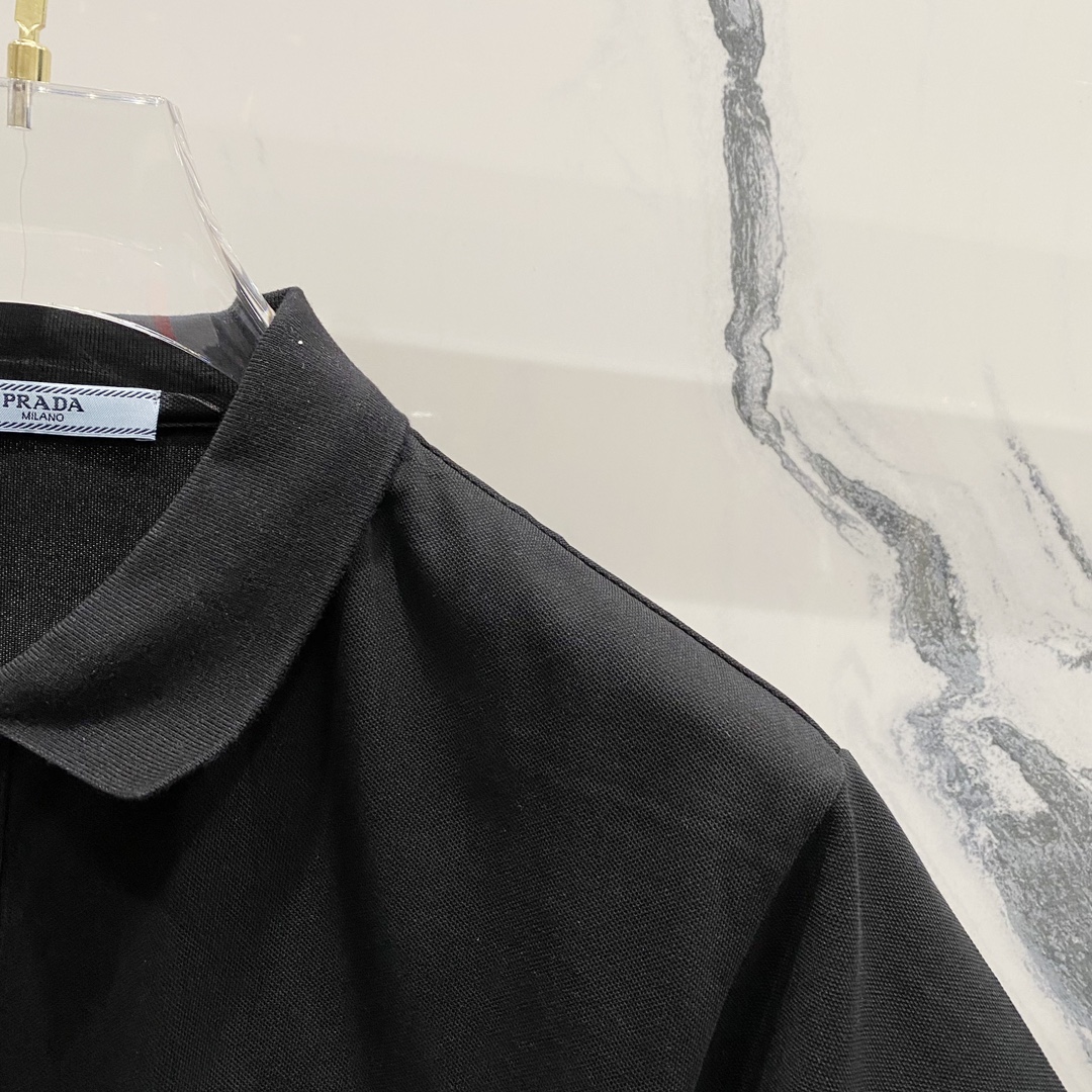  
PRADA 普拉达 翻领POLO衫
简约商务本色字母刺绣🪡LOGO小标
官方同步  商务首选
时尚个