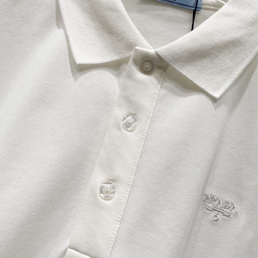  
PRADA 普拉达 翻领POLO衫
简约商务本色字母刺绣🪡LOGO小标
官方同步  商务首选
时尚个