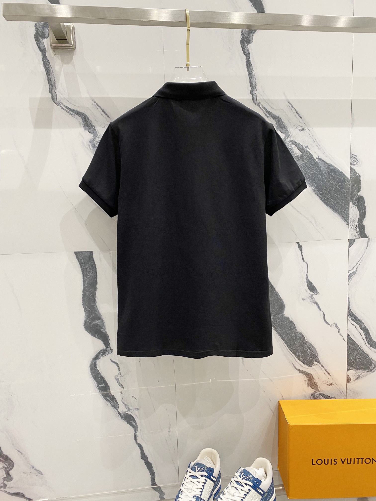  
LOUIS VUITTON 路易威登 翻领POLO衫
小标刺绣🪡字母LOGO别针🧷标识
官方同步  