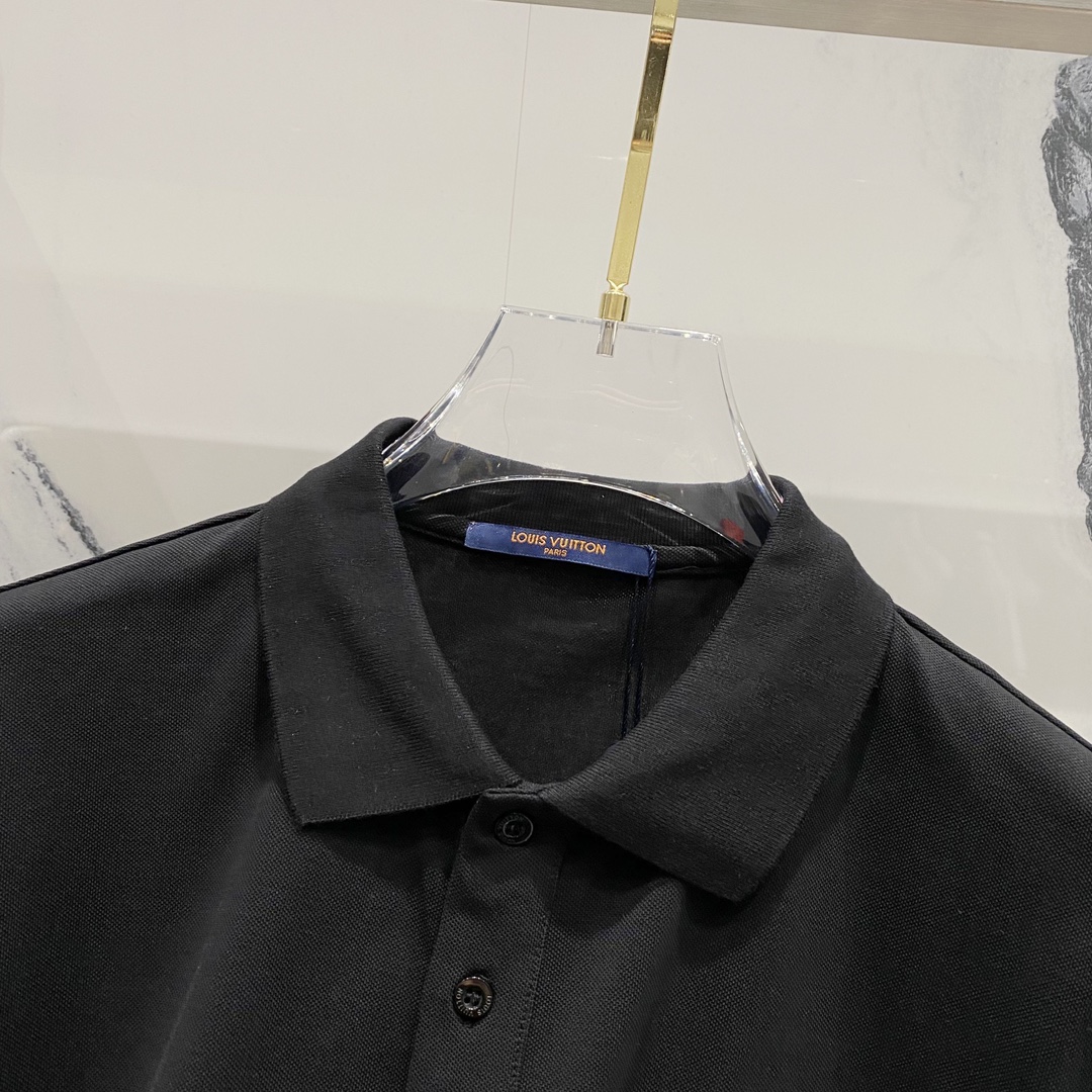  
LOUIS VUITTON 路易威登 翻领POLO衫
小标刺绣🪡字母LOGO别针🧷标识
官方同步  