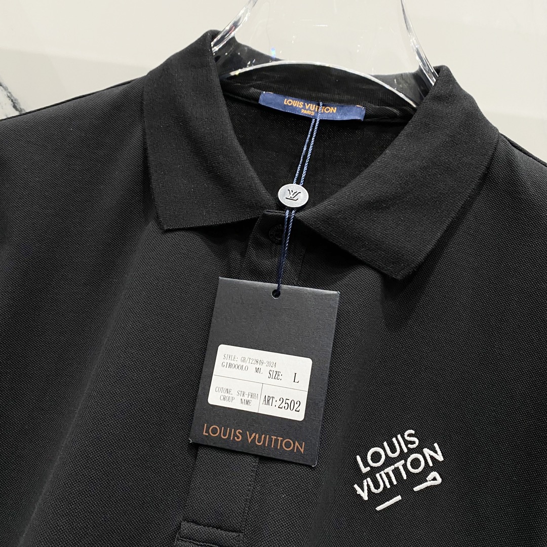  
LOUIS VUITTON 路易威登 翻领POLO衫
小标刺绣🪡字母LOGO别针🧷标识
官方同步  