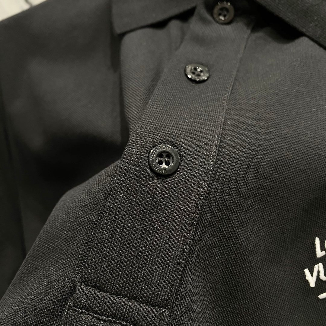  
LOUIS VUITTON 路易威登 翻领POLO衫
小标刺绣🪡字母LOGO别针🧷标识
官方同步  