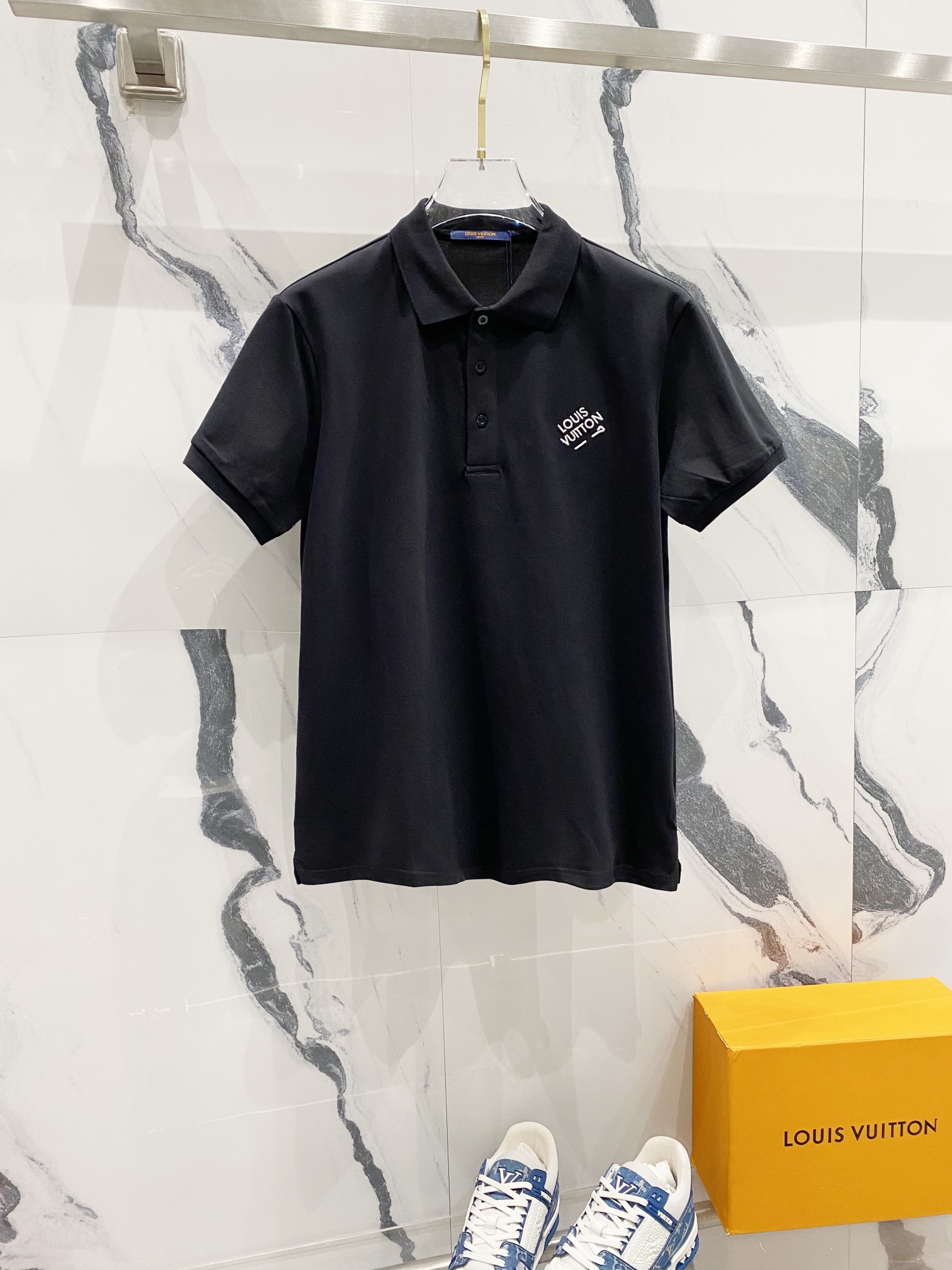  
LOUIS VUITTON 路易威登 翻领POLO衫
小标刺绣🪡字母LOGO别针🧷标识
官方同步  