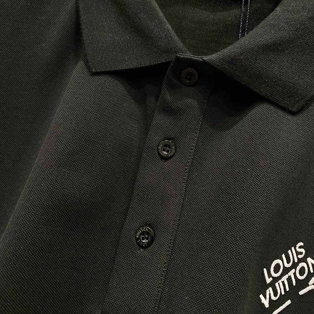  
LOUIS VUITTON 路易威登 翻领POLO衫
小标刺绣🪡字母LOGO别针🧷标识
官方同步  