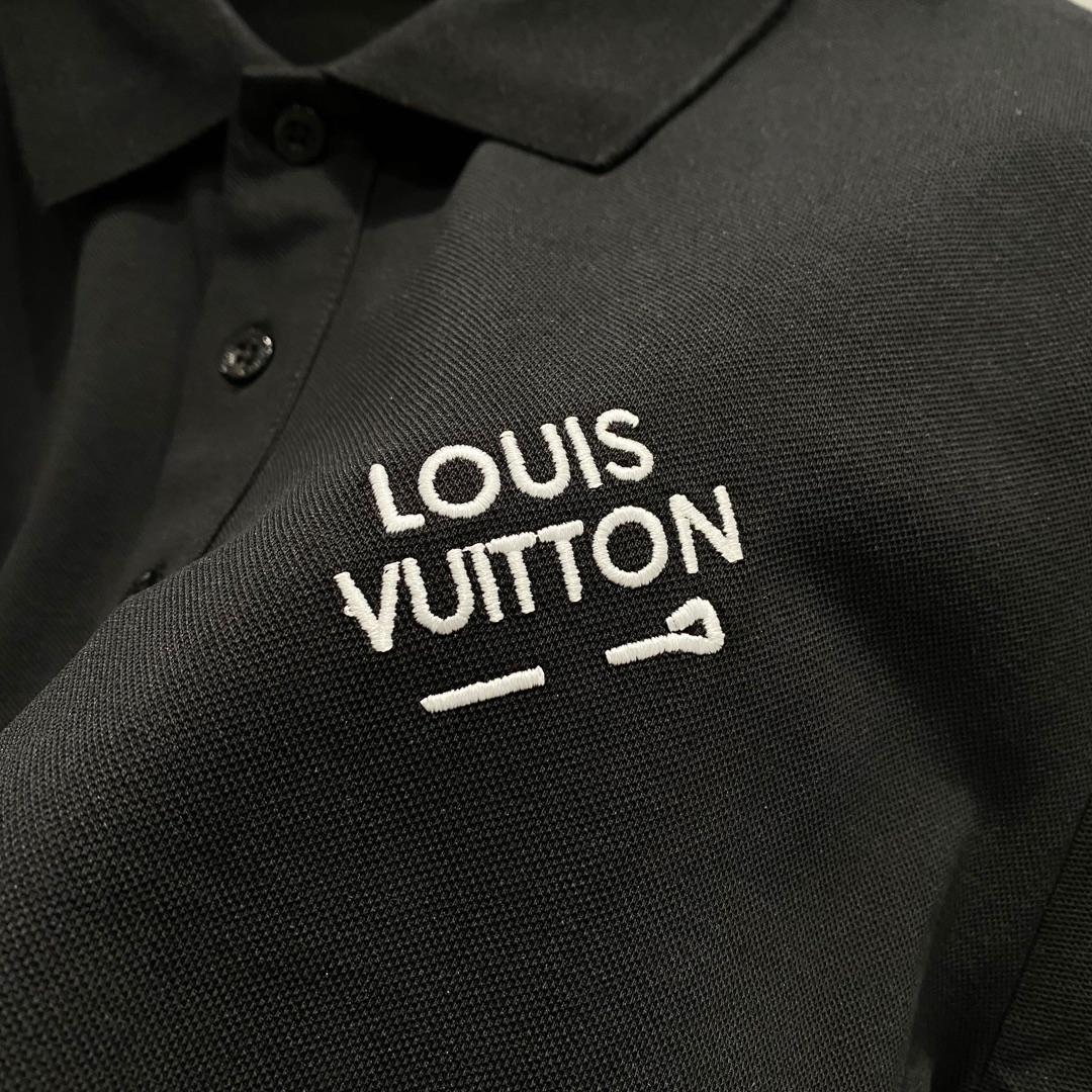  
LOUIS VUITTON 路易威登 翻领POLO衫
小标刺绣🪡字母LOGO别针🧷标识
官方同步  