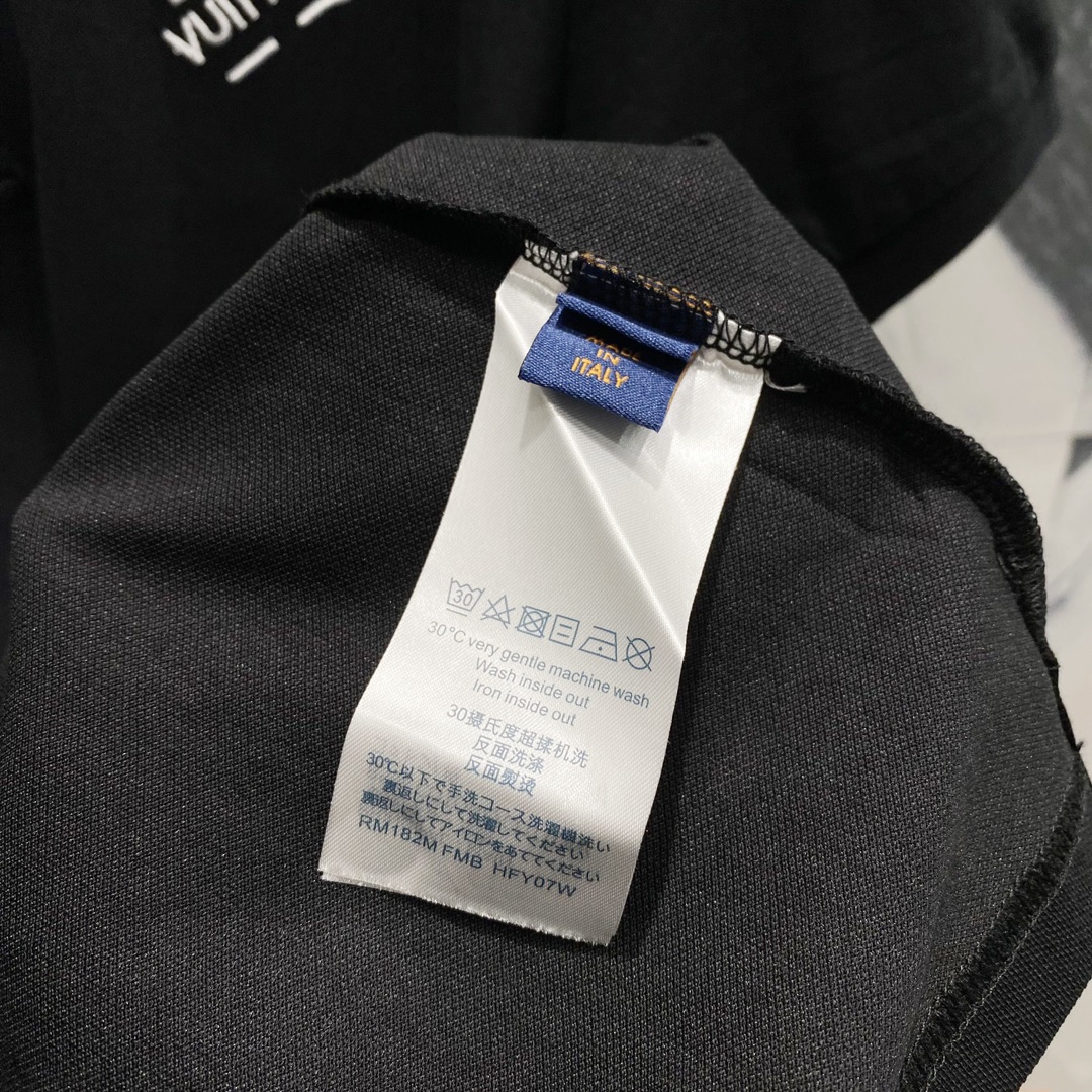  
LOUIS VUITTON 路易威登 翻领POLO衫
小标刺绣🪡字母LOGO别针🧷标识
官方同步  