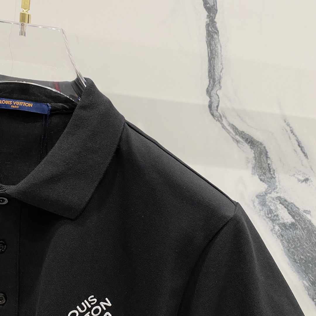  
LOUIS VUITTON 路易威登 翻领POLO衫
小标刺绣🪡字母LOGO别针🧷标识
官方同步  