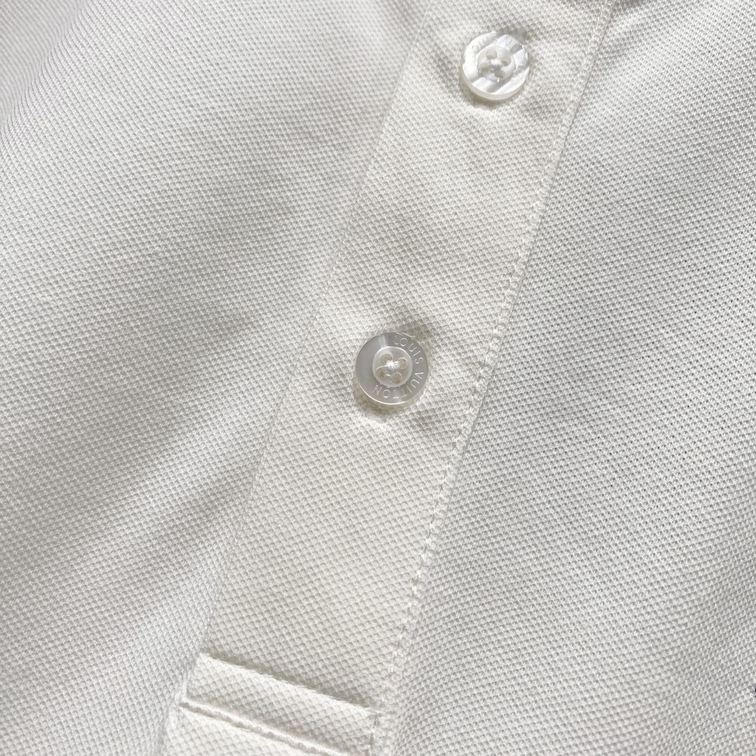  
LOUIS VUITTON 路易威登 翻领POLO衫
小标刺绣🪡字母LOGO别针🧷标识
官方同步  