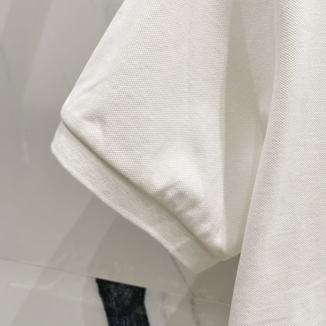  
LOUIS VUITTON 路易威登 翻领POLO衫
小标刺绣🪡字母LOGO别针🧷标识
官方同步  