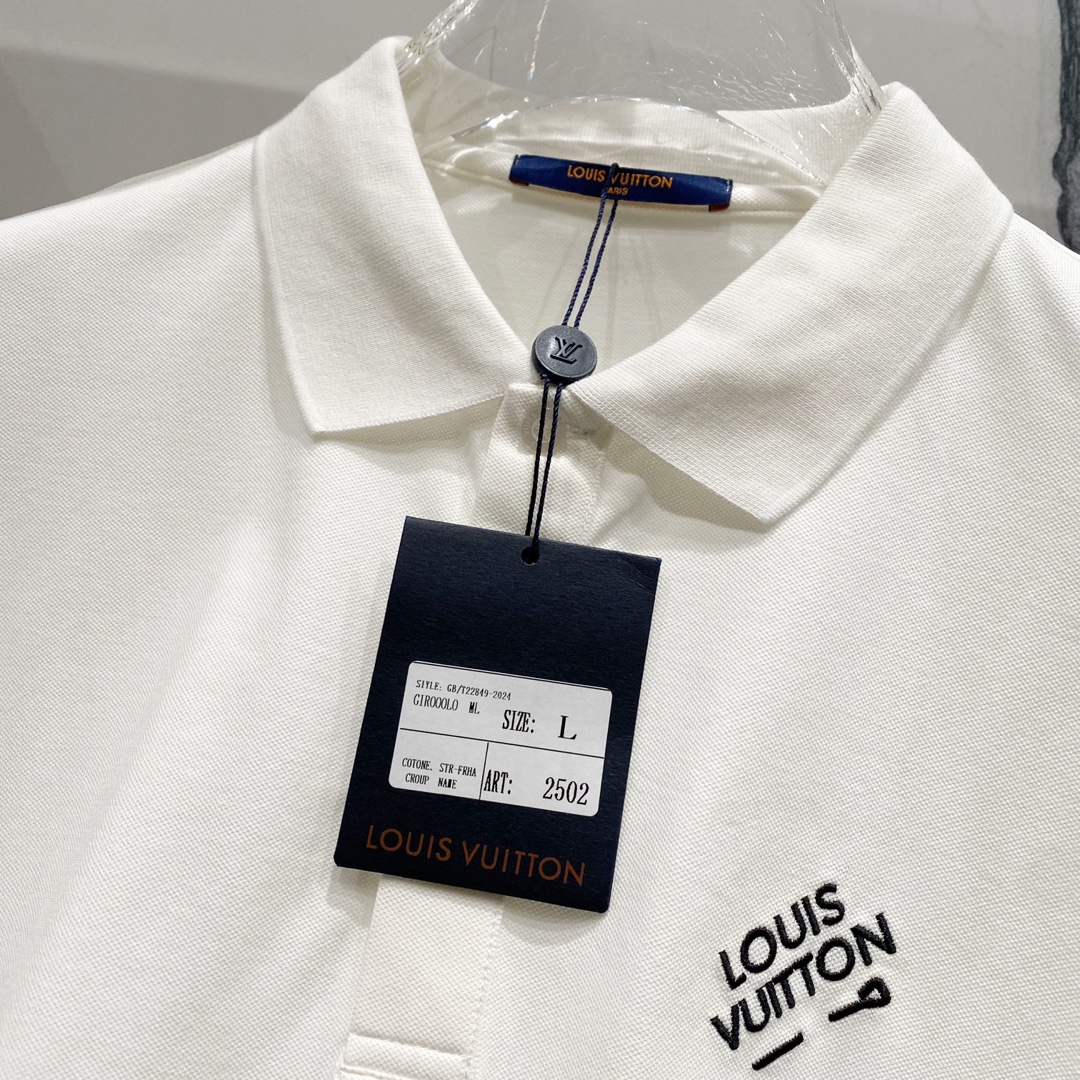  
LOUIS VUITTON 路易威登 翻领POLO衫
小标刺绣🪡字母LOGO别针🧷标识
官方同步  