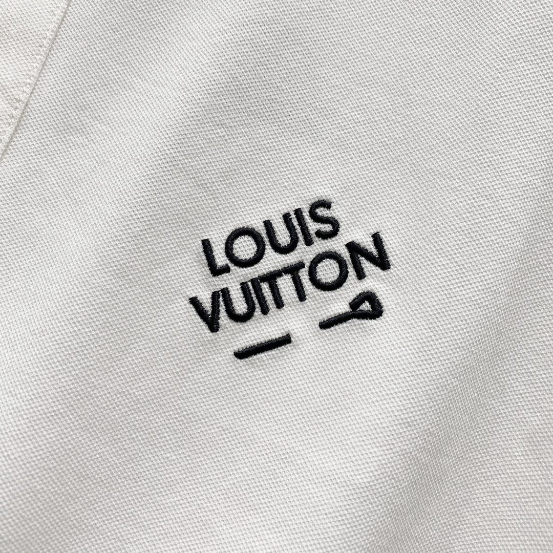  
LOUIS VUITTON 路易威登 翻领POLO衫
小标刺绣🪡字母LOGO别针🧷标识
官方同步  