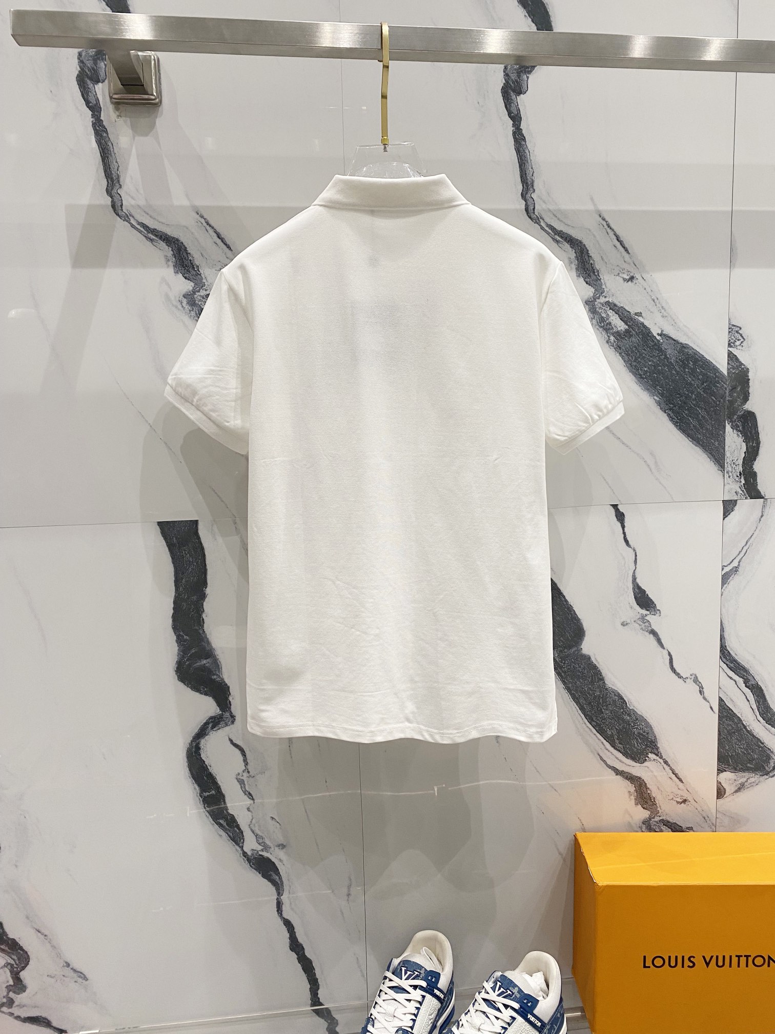  
LOUIS VUITTON 路易威登 翻领POLO衫
小标刺绣🪡字母LOGO别针🧷标识
官方同步  