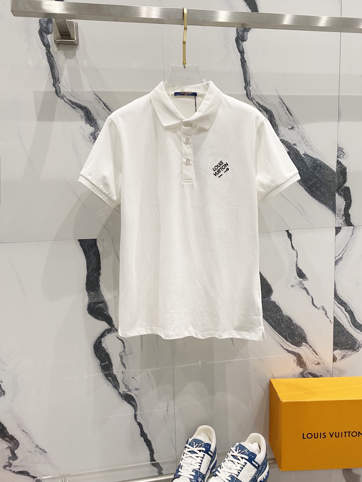  
LOUIS VUITTON 路易威登 翻领POLO衫
小标刺绣🪡字母LOGO别针🧷标识
官方同步  