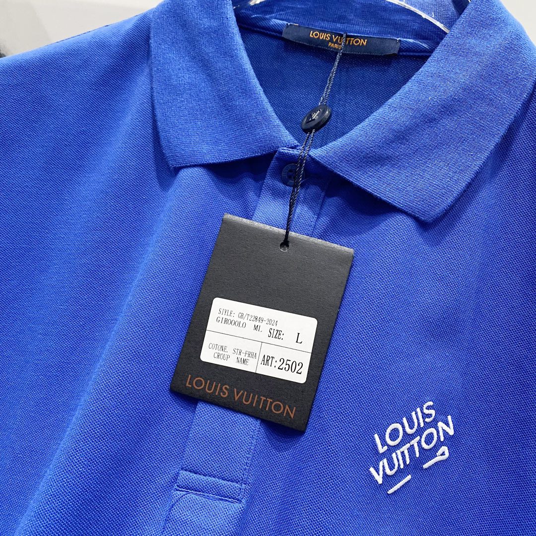  
LOUIS VUITTON 路易威登 翻领POLO衫
小标刺绣🪡字母LOGO别针🧷标识
官方同步  