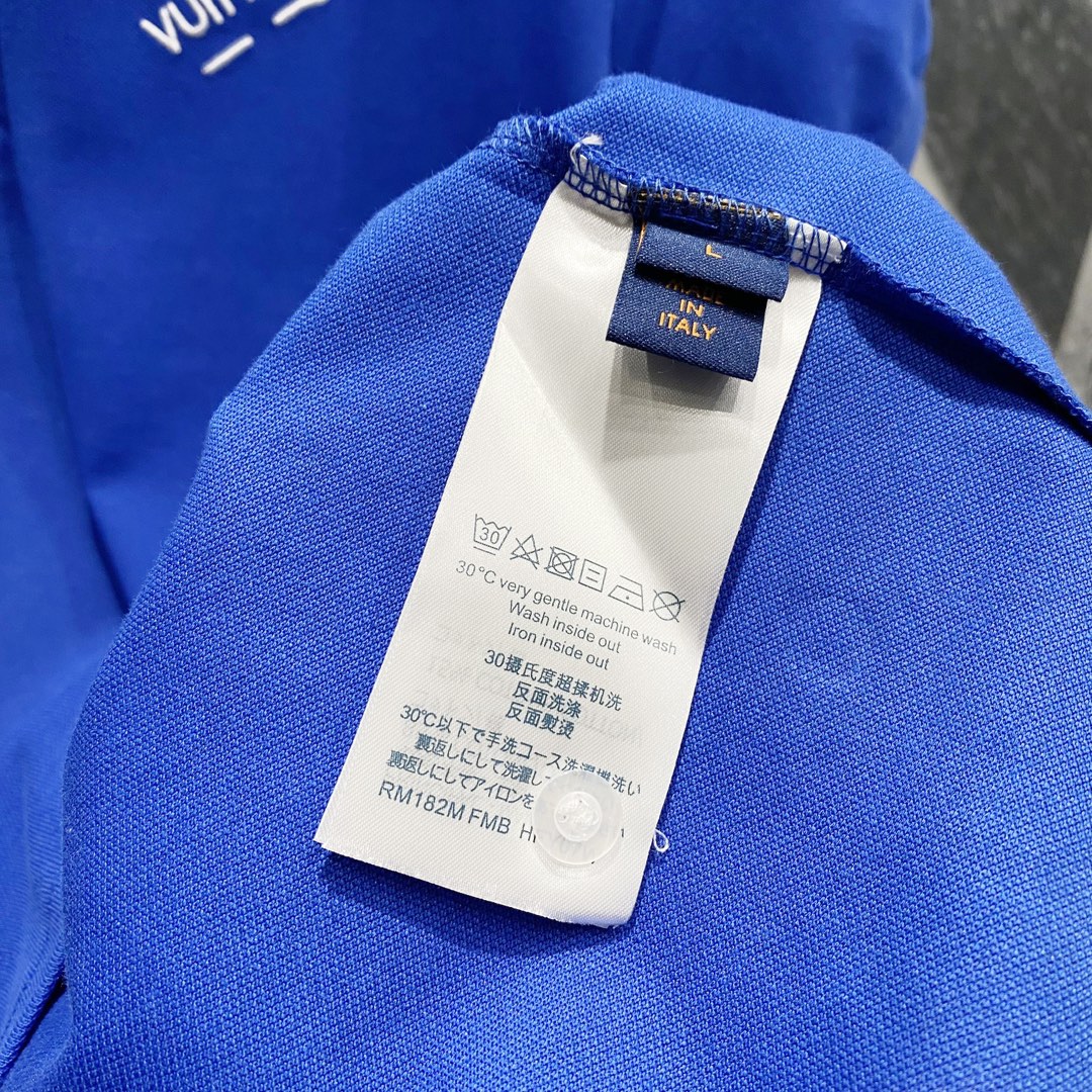  
LOUIS VUITTON 路易威登 翻领POLO衫
小标刺绣🪡字母LOGO别针🧷标识
官方同步  