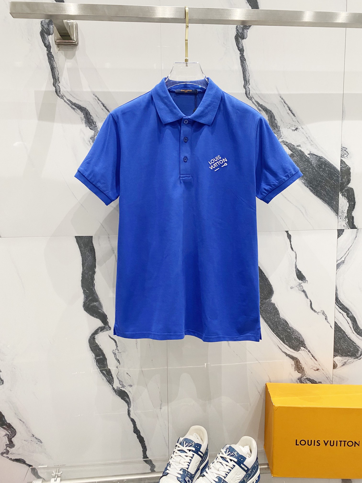  
LOUIS VUITTON 路易威登 翻领POLO衫
小标刺绣🪡字母LOGO别针🧷标识
官方同步  
