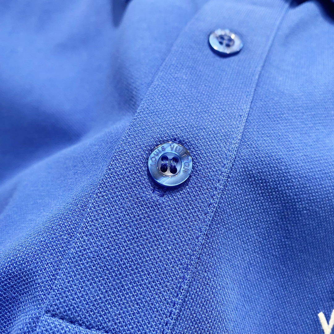  
LOUIS VUITTON 路易威登 翻领POLO衫
小标刺绣🪡字母LOGO别针🧷标识
官方同步  
