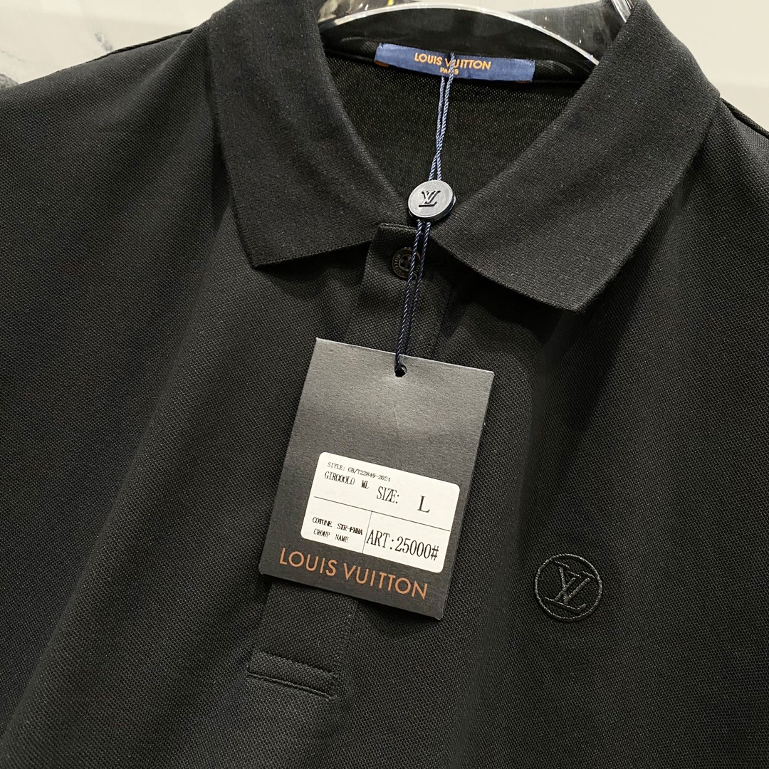  
LOUIS VUITTON 路易威登 翻领POLO衫
经典小圆标字母LOGO刺绣🪡标识
官方同步  