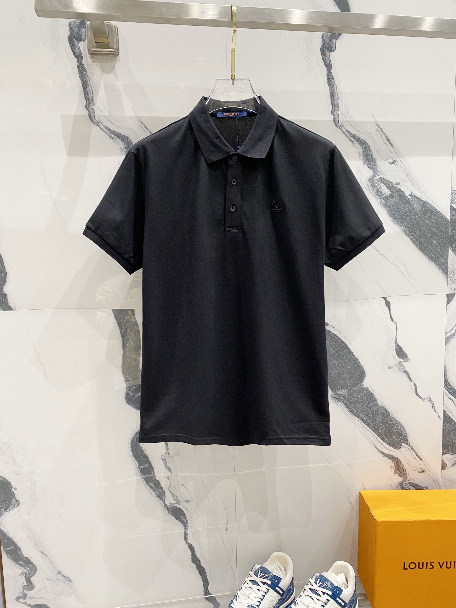  
LOUIS VUITTON 路易威登 翻领POLO衫
经典小圆标字母LOGO刺绣🪡标识
官方同步  