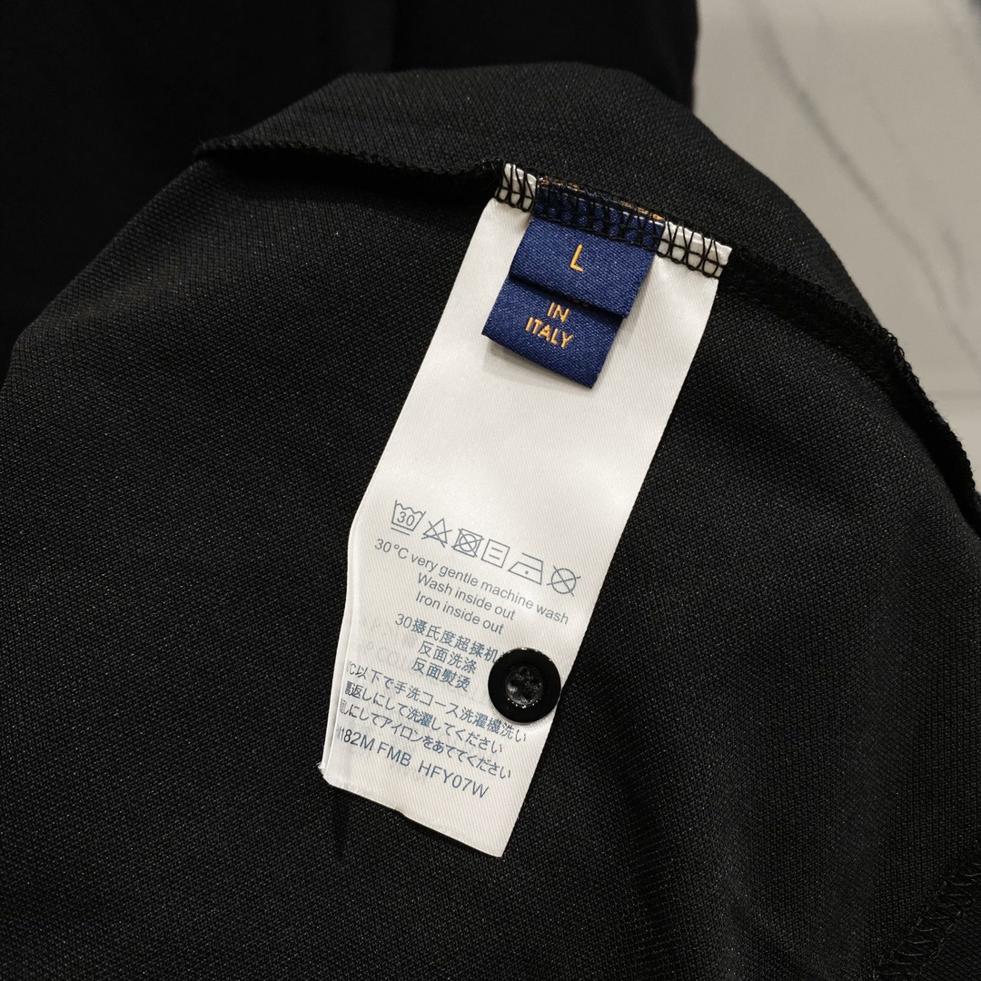  
LOUIS VUITTON 路易威登 翻领POLO衫
经典小圆标字母LOGO刺绣🪡标识
官方同步  