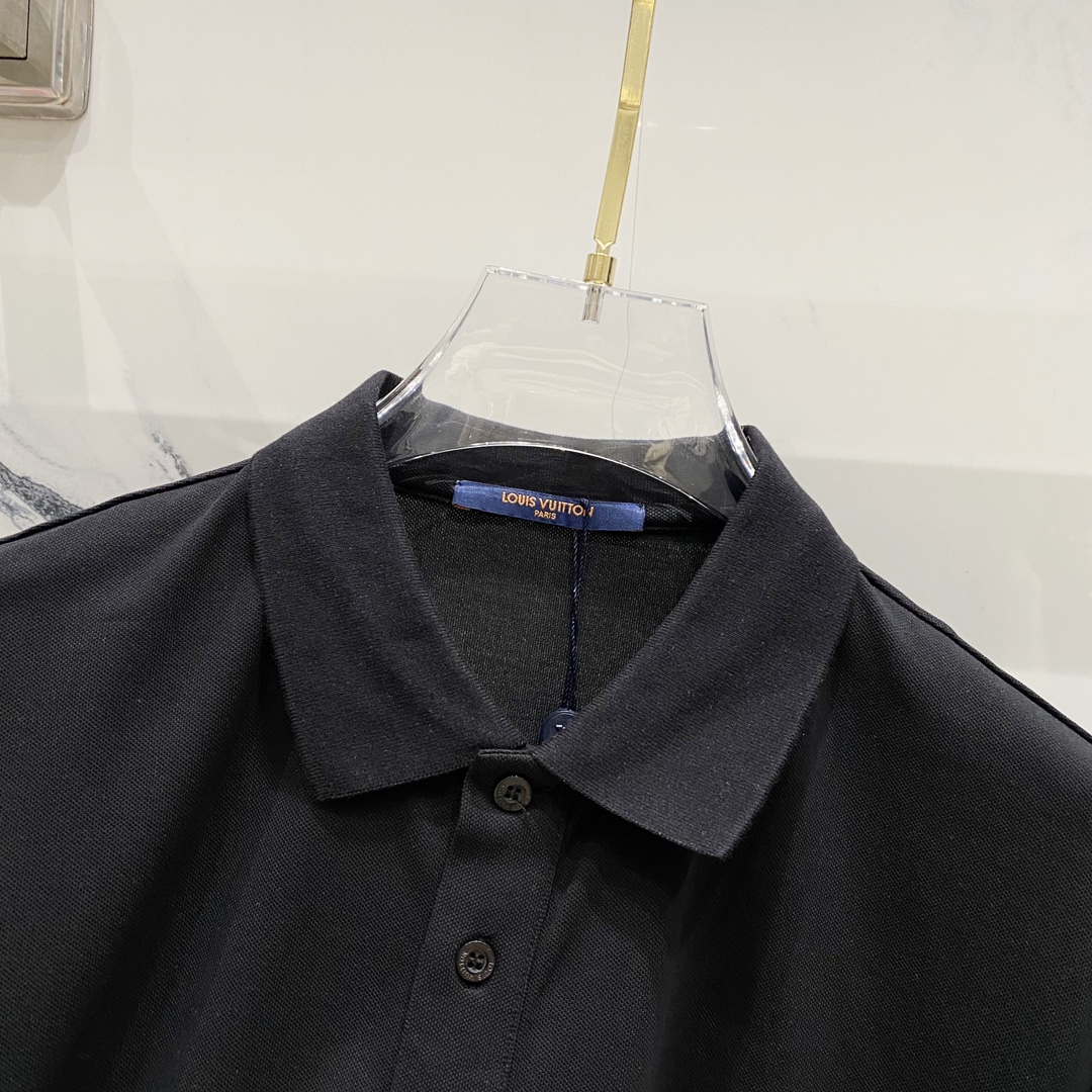  
LOUIS VUITTON 路易威登 翻领POLO衫
经典小圆标字母LOGO刺绣🪡标识
官方同步  