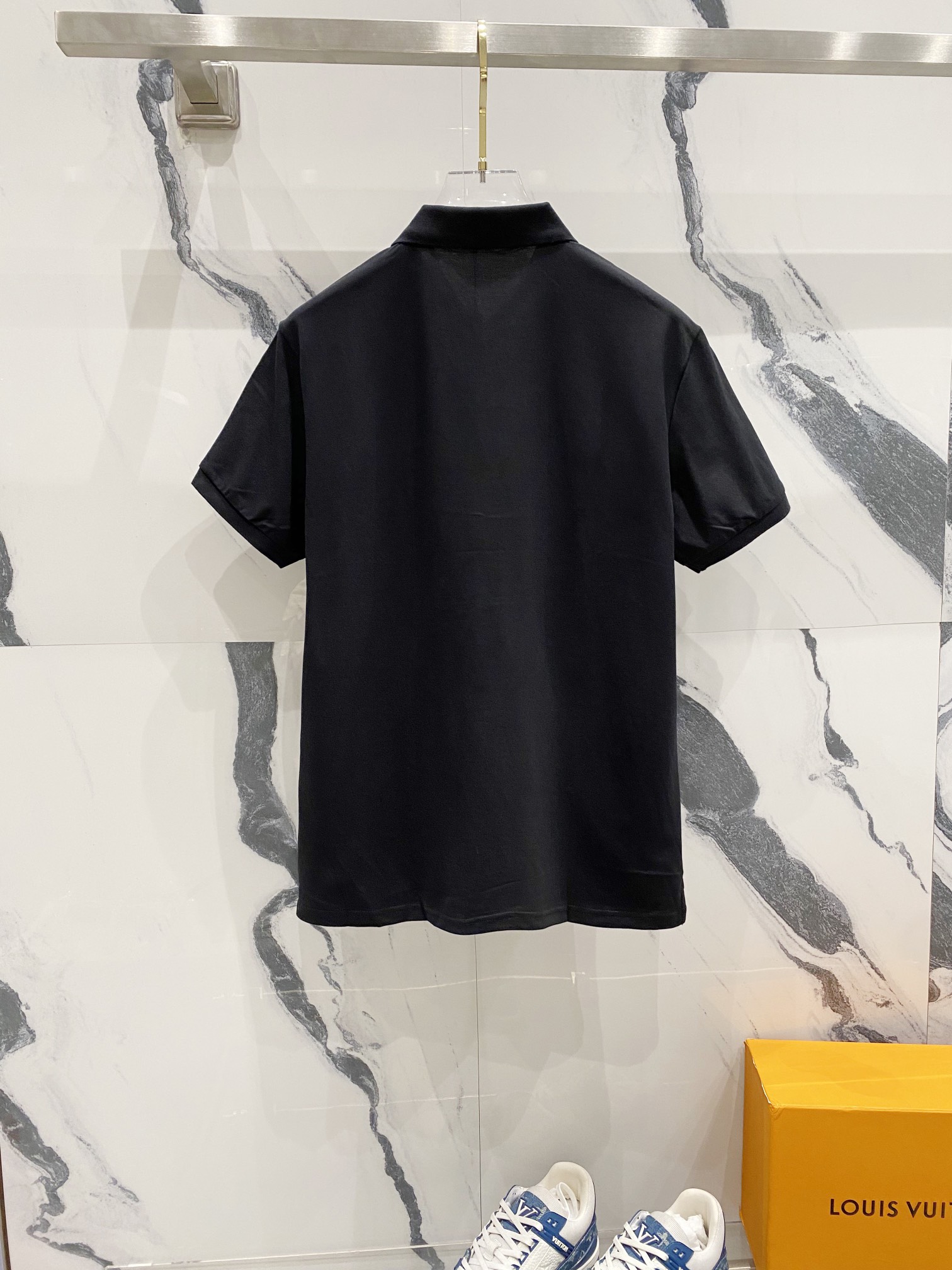  
LOUIS VUITTON 路易威登 翻领POLO衫
经典小圆标字母LOGO刺绣🪡标识
官方同步  