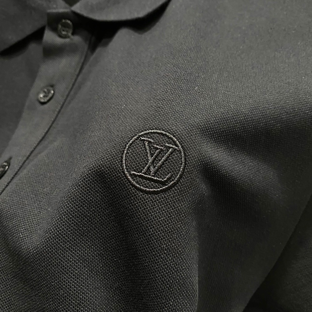  
LOUIS VUITTON 路易威登 翻领POLO衫
经典小圆标字母LOGO刺绣🪡标识
官方同步  