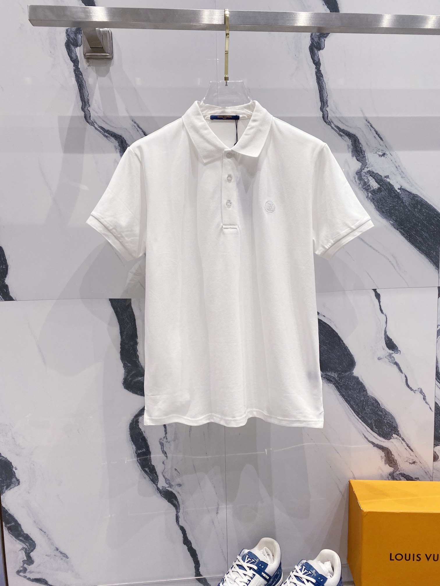  
LOUIS VUITTON 路易威登 翻领POLO衫
经典小圆标字母LOGO刺绣🪡标识
官方同步  